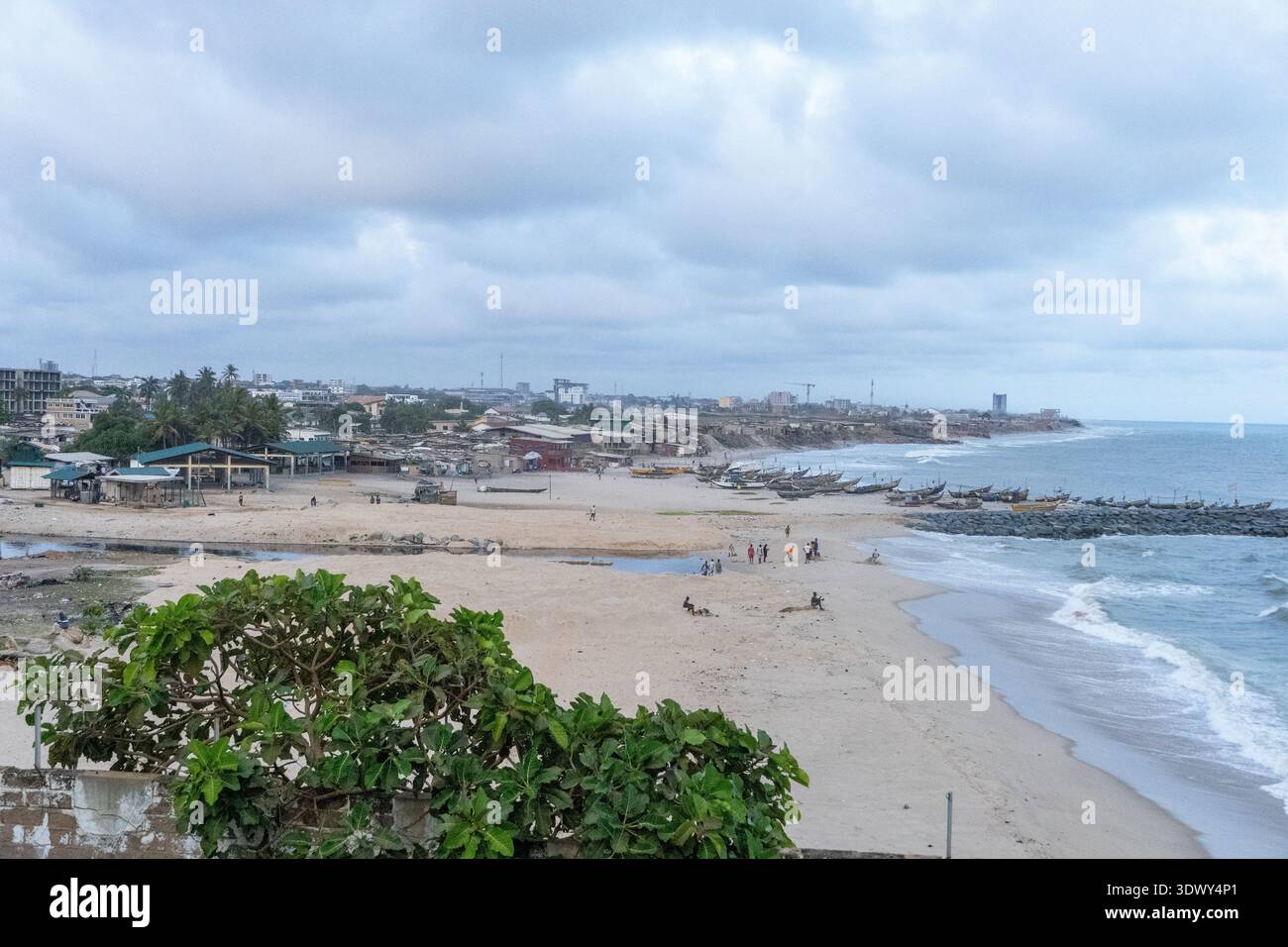 Vista sopraelevata dal Castello di Osu verso la spiaggia locale e la città di Osu. Foto Stock