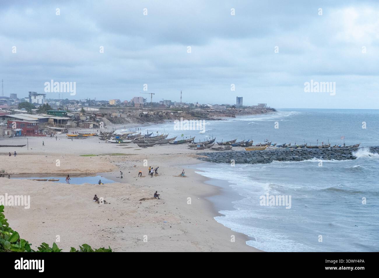 Vista sopraelevata dal Castello di Osu verso la spiaggia locale e la città di Osu. Foto Stock