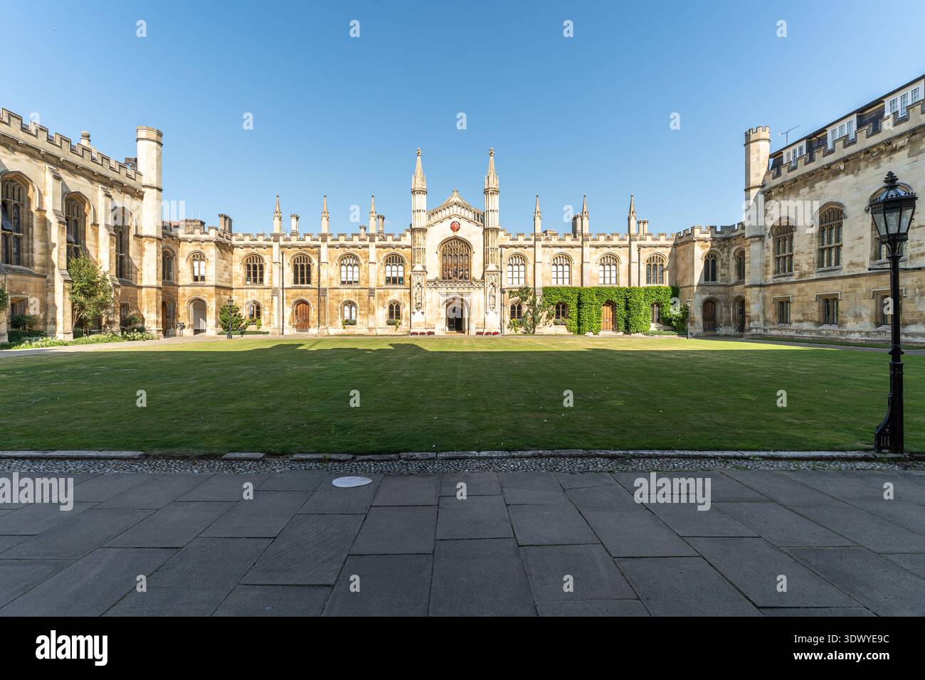 Vista sul cortile del Corpus Christi College di Cambridge, che mostra la sua elegante architettura gotica e il lussureggiante prato verde Foto Stock