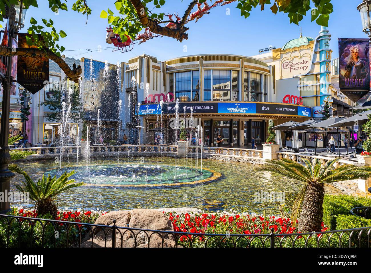 Los Angeles, CA, USA - 1 dicembre 2025: Negozi di lusso al centro commerciale The Grove all'aperto Foto Stock