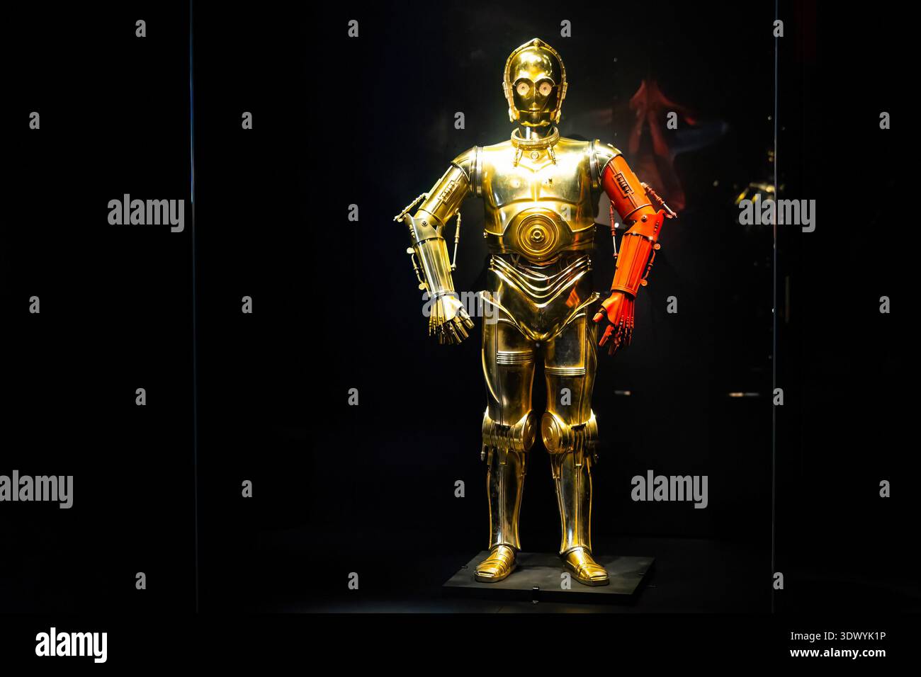 Los Angeles, CA, USA - 1 dicembre 2025: Il leggendario personaggio metallico di Star Wars in mostra nel museo del cinema Foto Stock