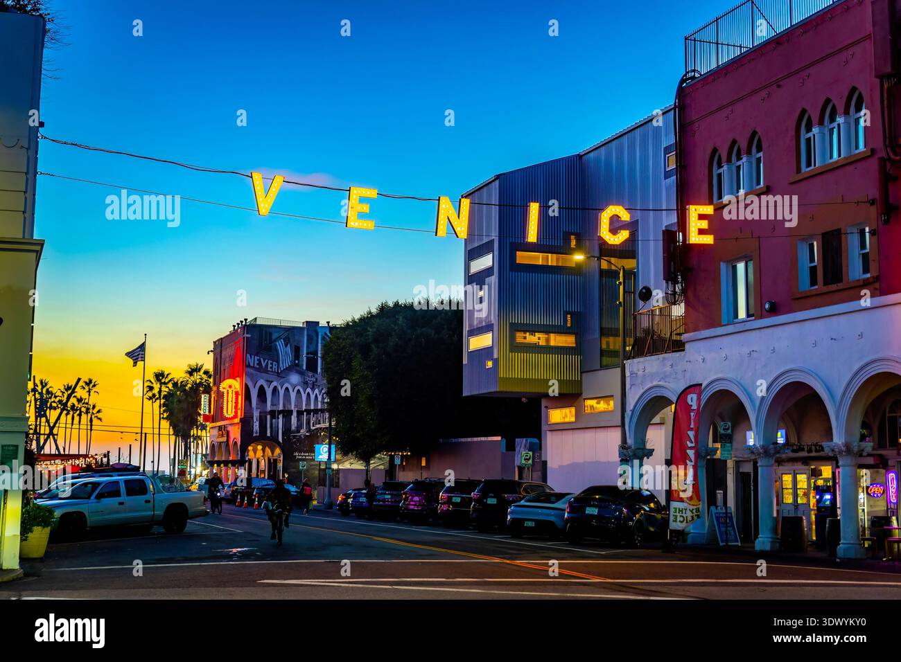 Los Angeles, CA, Stati Uniti - 1 dicembre 2025: Il cartello stradale illuminato di Venice illumina di notte a Venice Beach in California Foto Stock