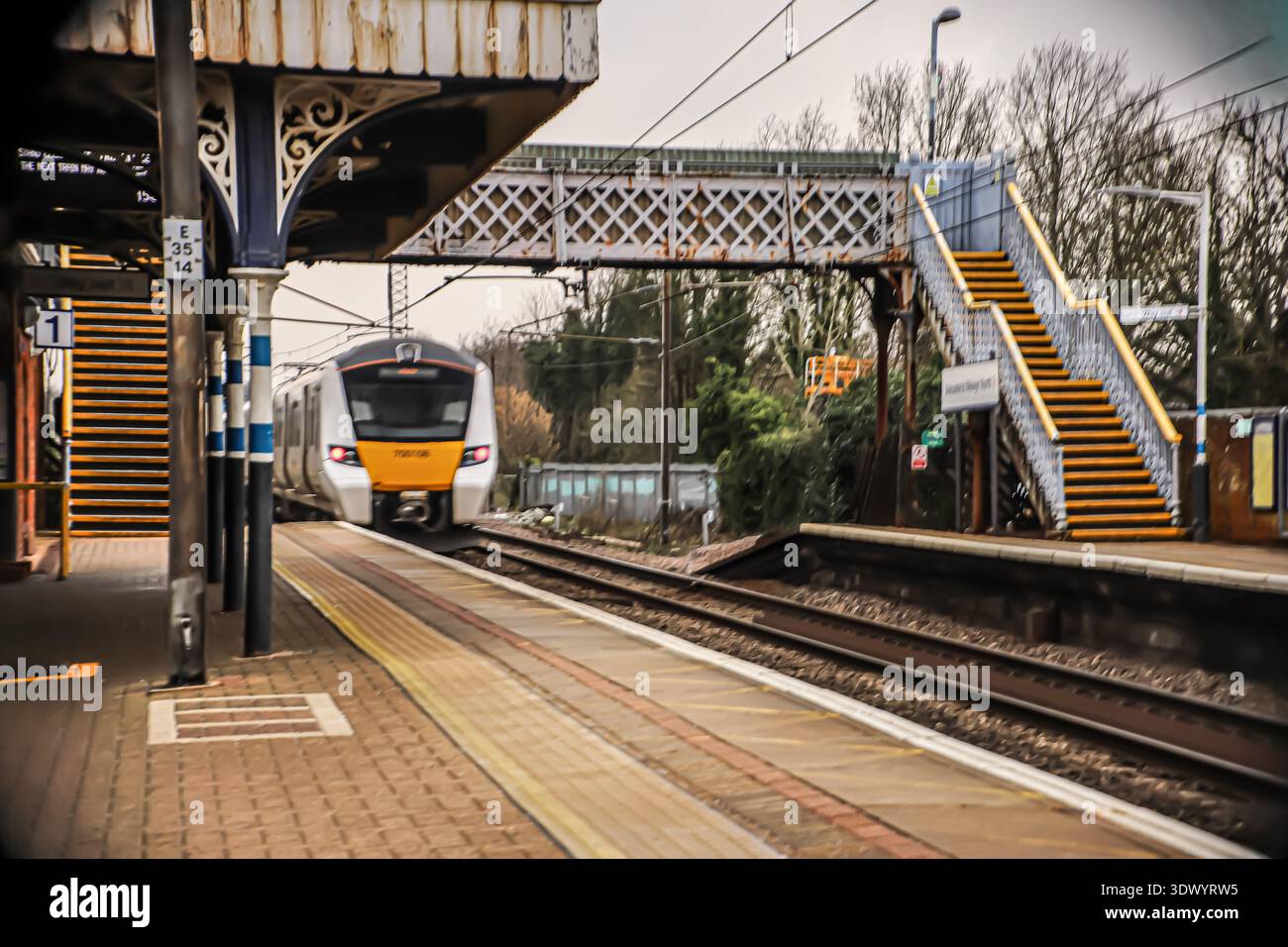 Banchine con treno in arrivo alla stazione ferroviaria di Welwyn North, Inghilterra Regno Unito 2026 Foto Stock