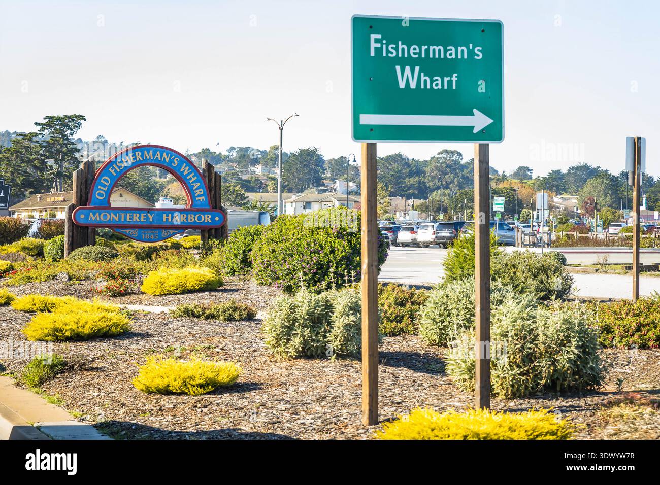 Monterey, CA, Stati Uniti - 24 novembre 2025: Cartello di benvenuto in legno che segna l'ingresso dell'Old Fishermans Wharf lungo il lungomare della baia di Monterey Foto Stock