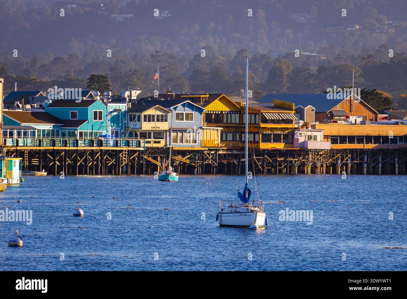 Monterey, CALIFORNIA, USA - 24 novembre 2025: Storico molo in legno conosciuto come Old Fishermans Wharf situato lungo il lungomare della baia di Monterey in California Foto Stock