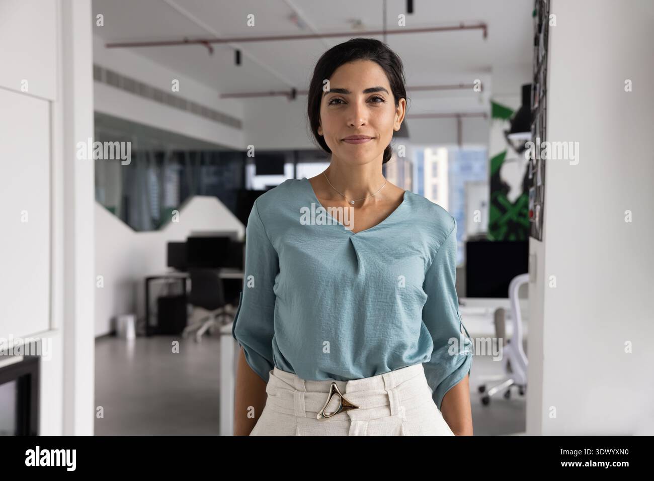 Ritratto donna brasiliana professionale che guarda la fotocamera in ufficio Foto Stock