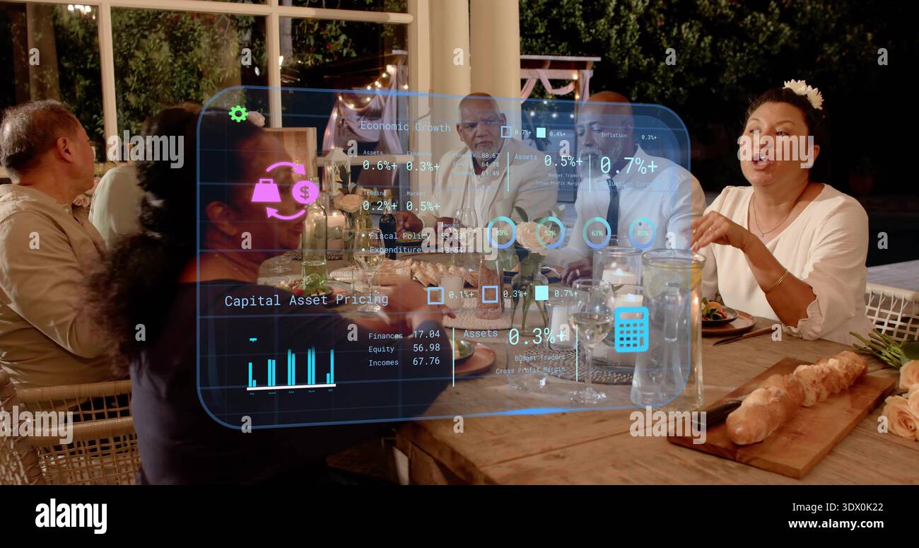 Condividendo sei adulti si sono riuniti intorno a un lungo tavolo di legno sulla terrazza coperta, osservando l'ologramma finanziario Foto Stock