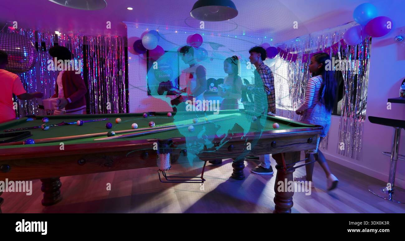 Sei amici in piedi che tengono segnali da biliardo vestiti in modo informale attorno al tavolo da biliardo nella sala ricreativa, in tutto il mondo Foto Stock
