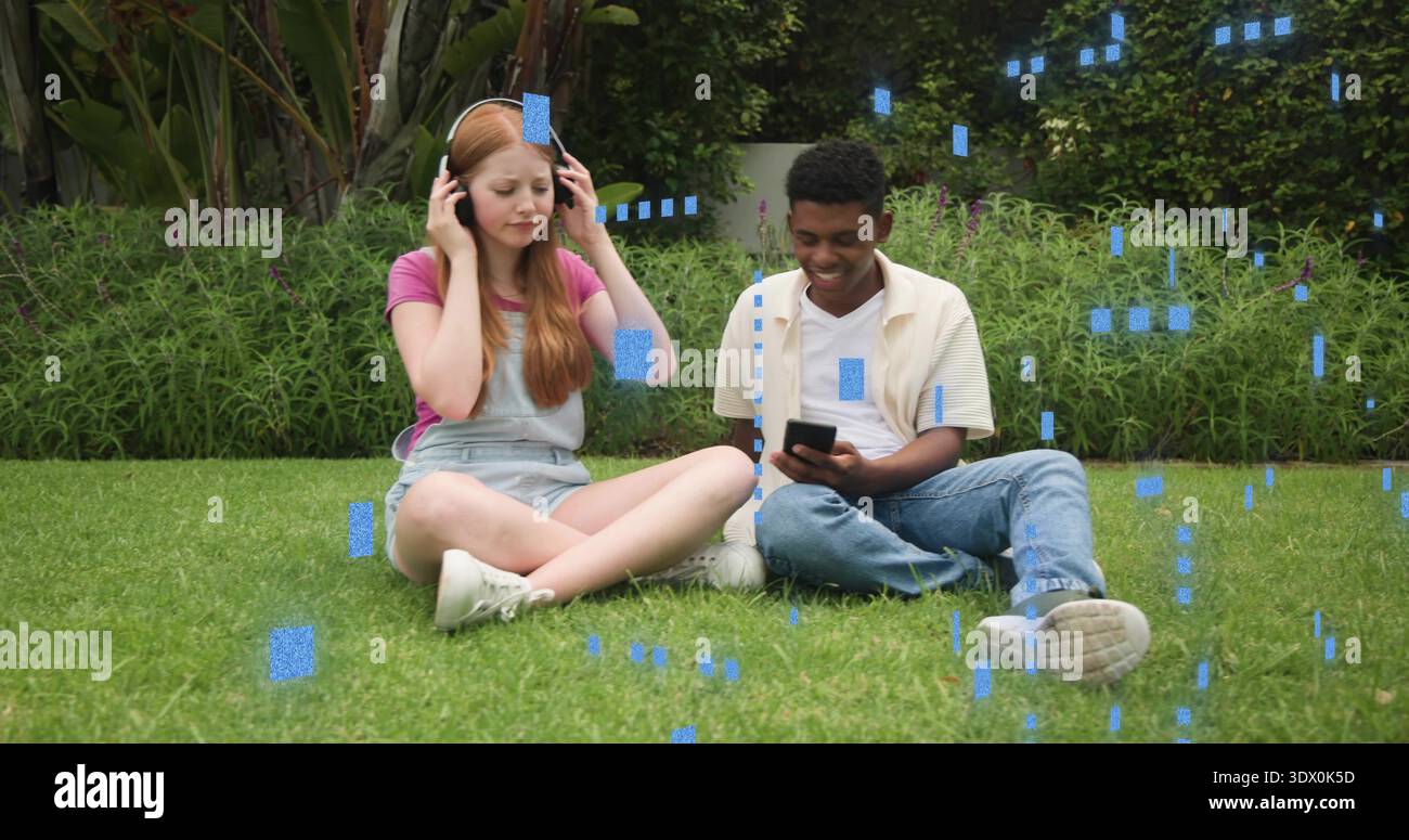 Regolazione della donna rossa con il ponticello e la cuffia, controllo dell'uomo che utilizza il telefono sul prato con artefatti blu Foto Stock