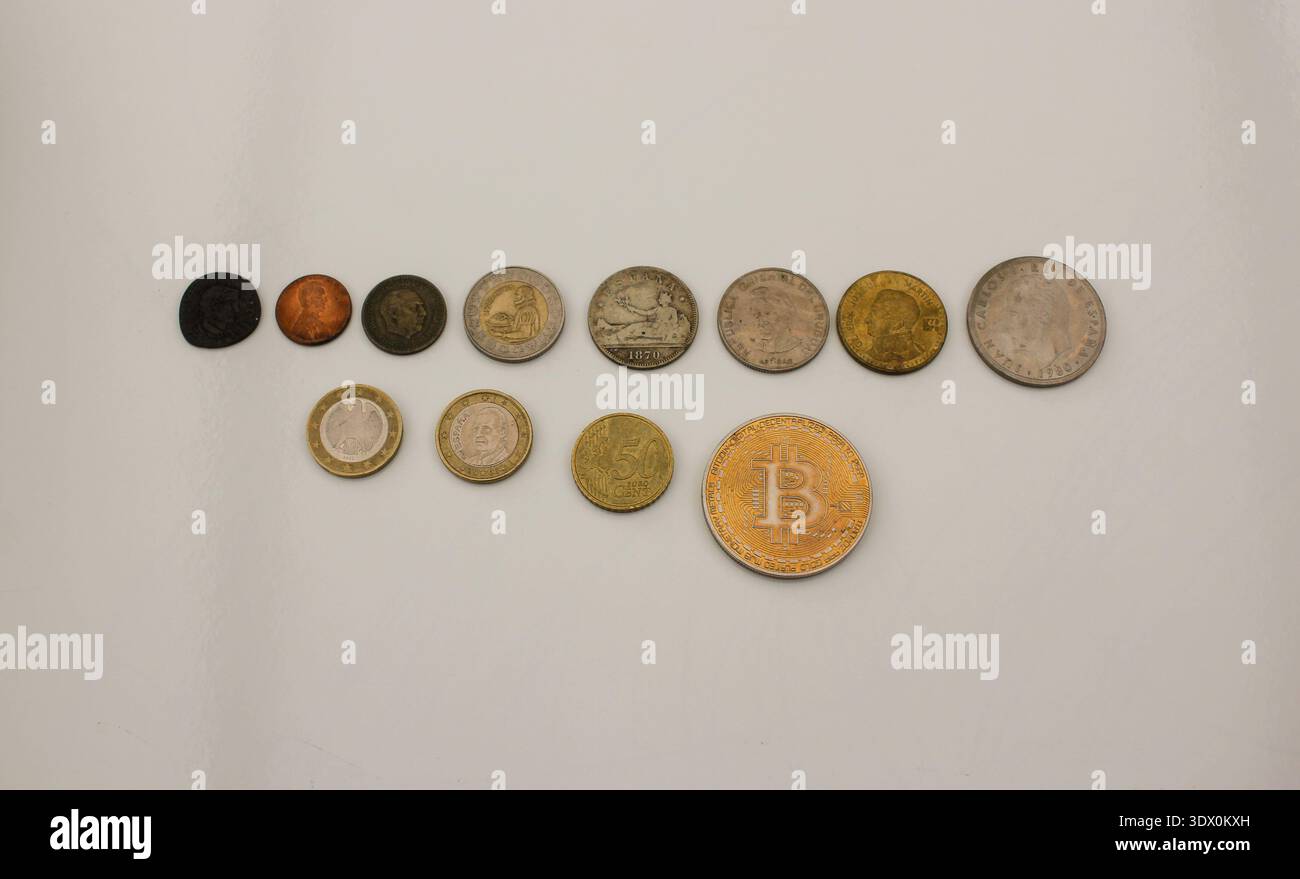 Una progressione lineare che mostra la cronologia dei metodi di pagamento, terminando con Bitcoin come il moderno pinnacolo dell'evoluzione monetaria. Foto Stock