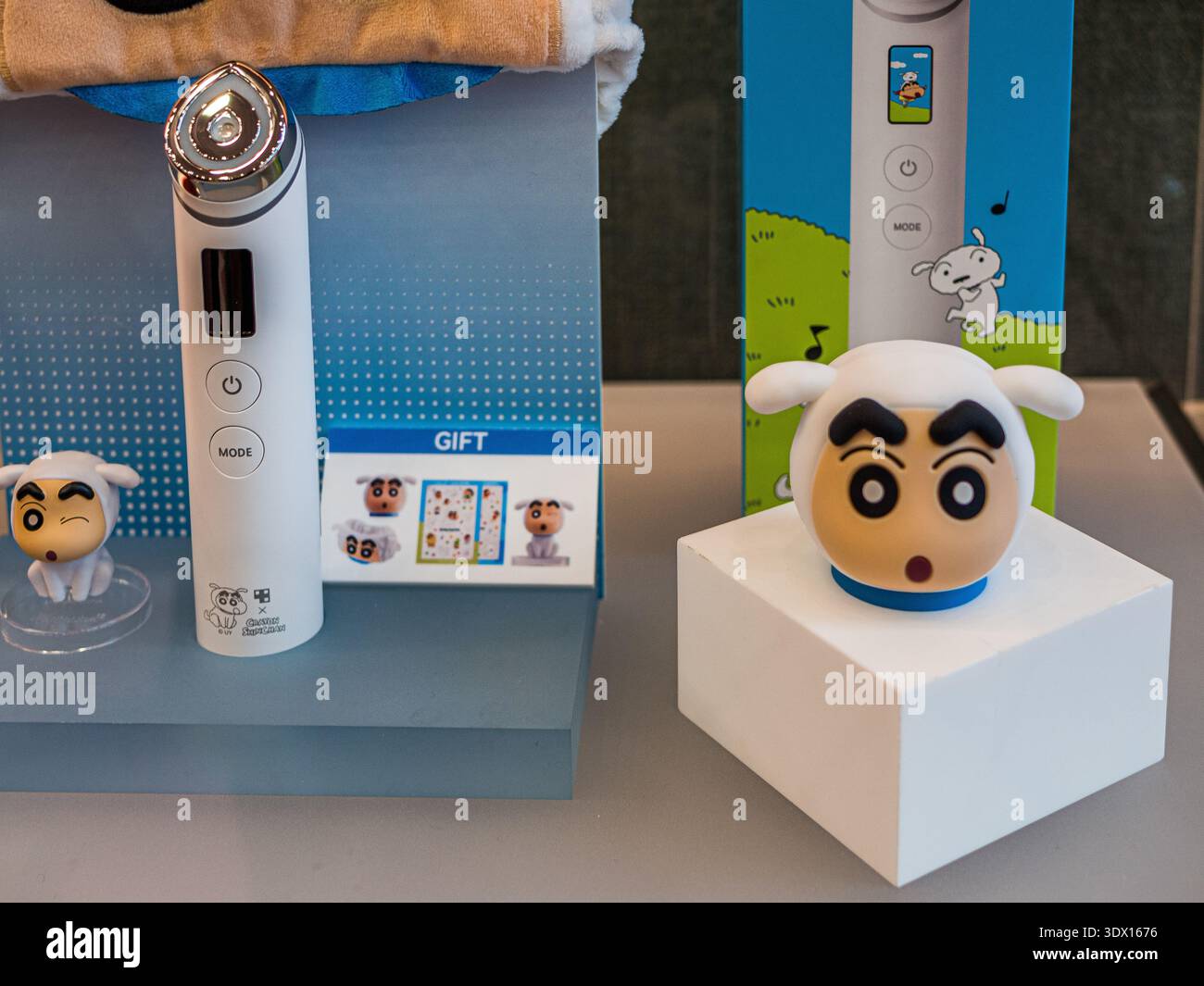 Seoul, Corea – 28 febbraio 2026: Dispositivo per la cura della pelle Medicube AGE-R Booster Pro Crayon Shin-chan Collaboration esposto nel flagship store Medicube Seongsu Foto Stock