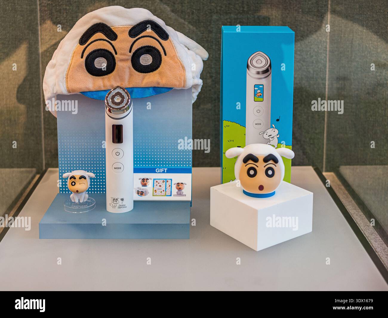 Seoul, Corea – 28 febbraio 2026: Dispositivo per la cura della pelle Medicube AGE-R Booster Pro Crayon Shin-chan Collaboration esposto nel flagship store Medicube Seongsu Foto Stock