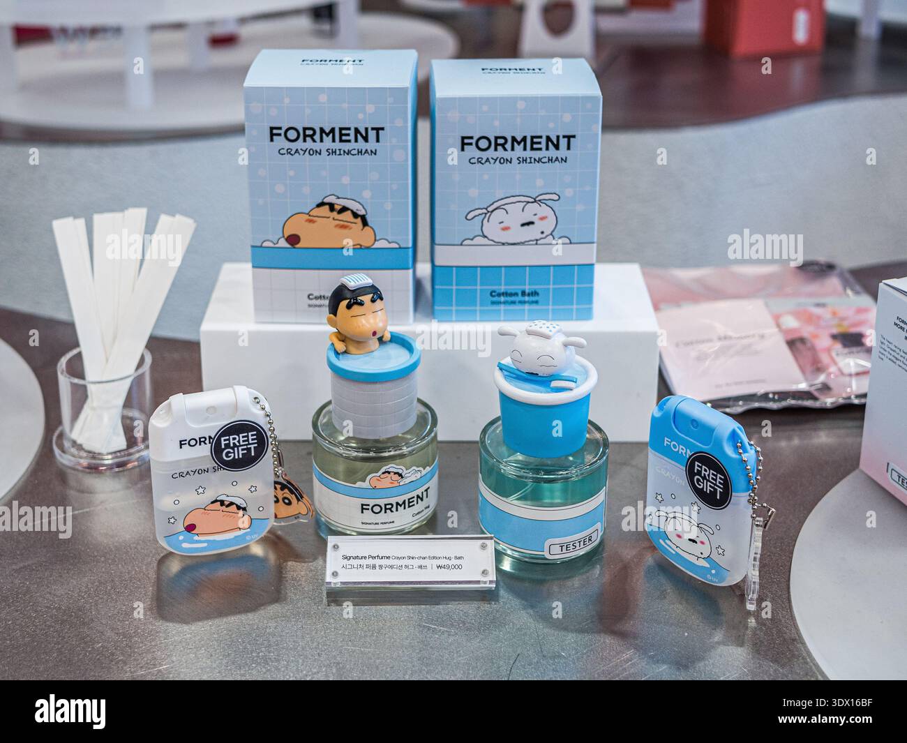 Seoul, Corea – 28 febbraio 2026: Bottiglie di fragranze a strati Forment Crayon Shin-chan in esposizione presso il flagship store Medicube Seongsu Foto Stock