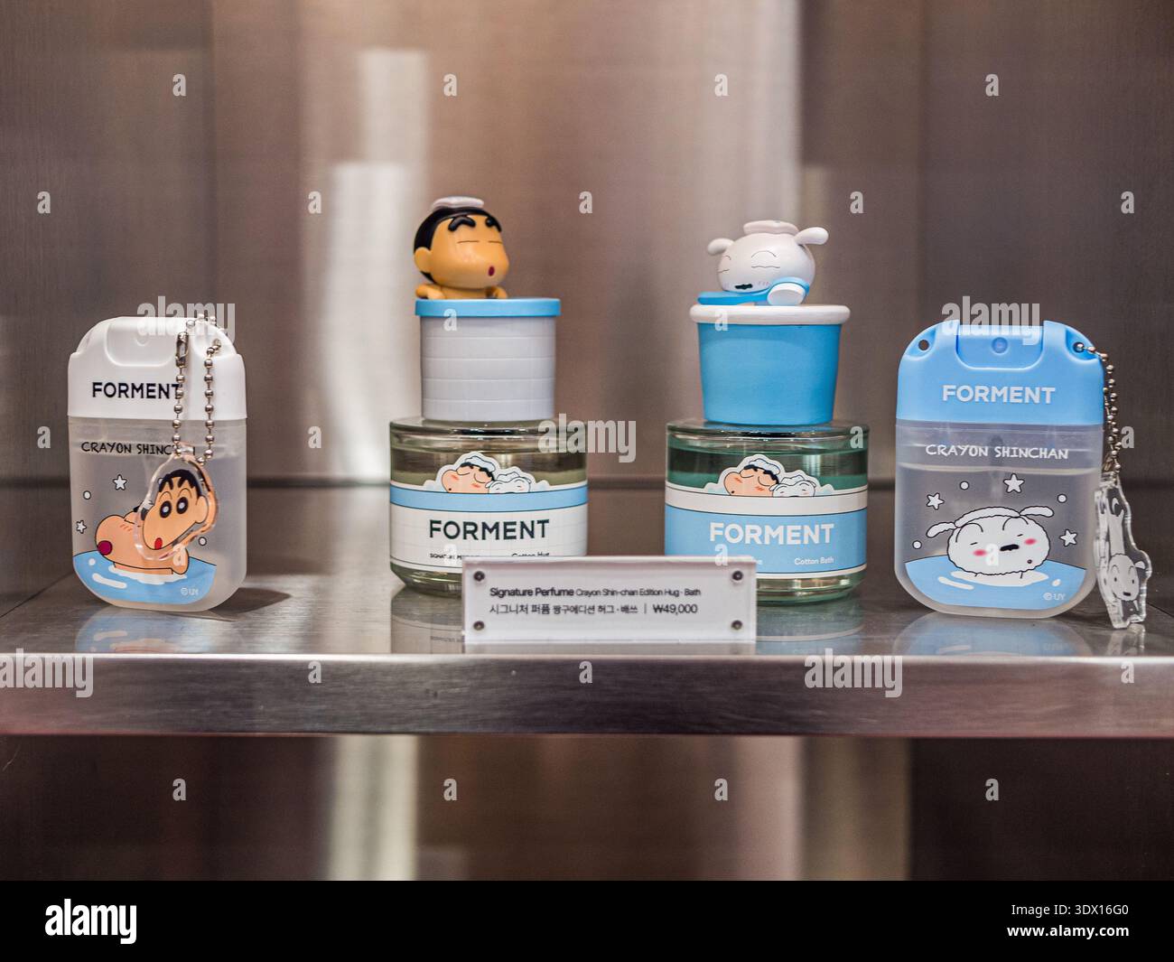 Seoul, Corea del Sud – 28 febbraio 2026: I prodotti per profumi collaborativi FORMENT x Crayon Shin-chan sono esposti presso il flagship store Forment Seongsu Foto Stock