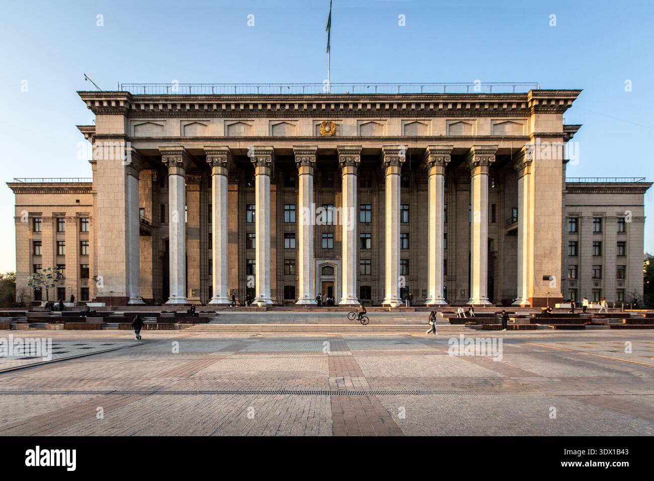 Vista frontale simmetrica dell'edificio universitario KBTU Foto Stock