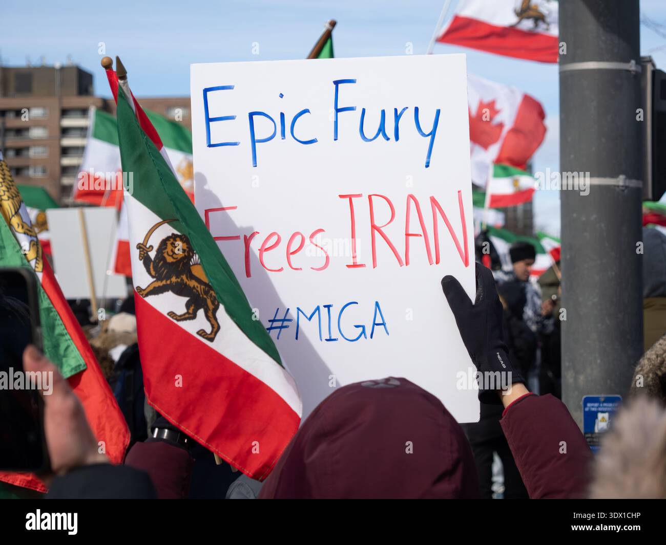 Un manifestante detiene un cartello "Epic Fury libera L'IRAN” in occasione di una manifestazione per un Iran libero a Toronto, Canada, dopo l'attacco USA-Israele al regime islamico. Foto Stock