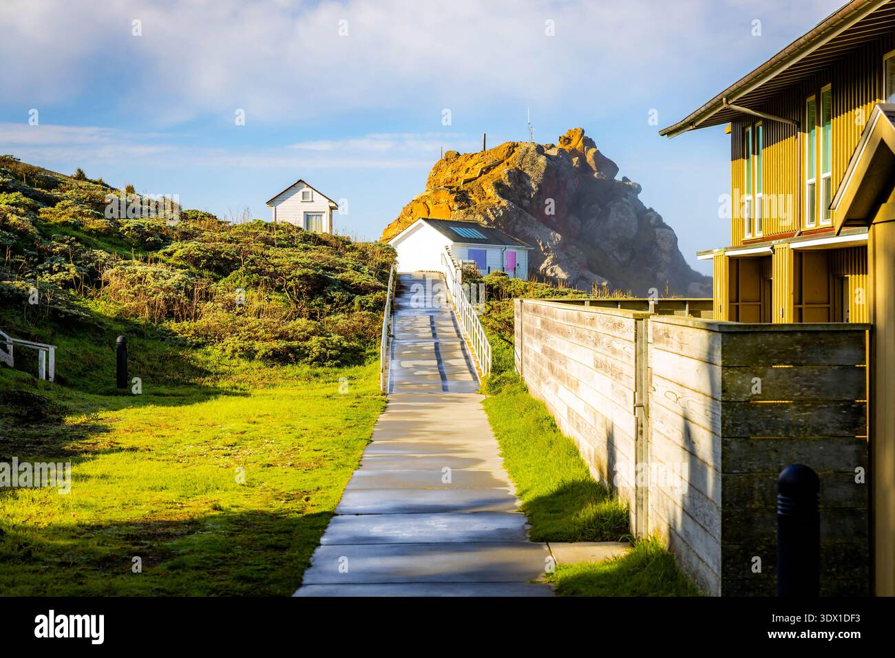 Edificio del centro visitatori del faro di Point Reyes in una giornata di sole in California con paesaggio costiero e cielo azzurro Foto Stock