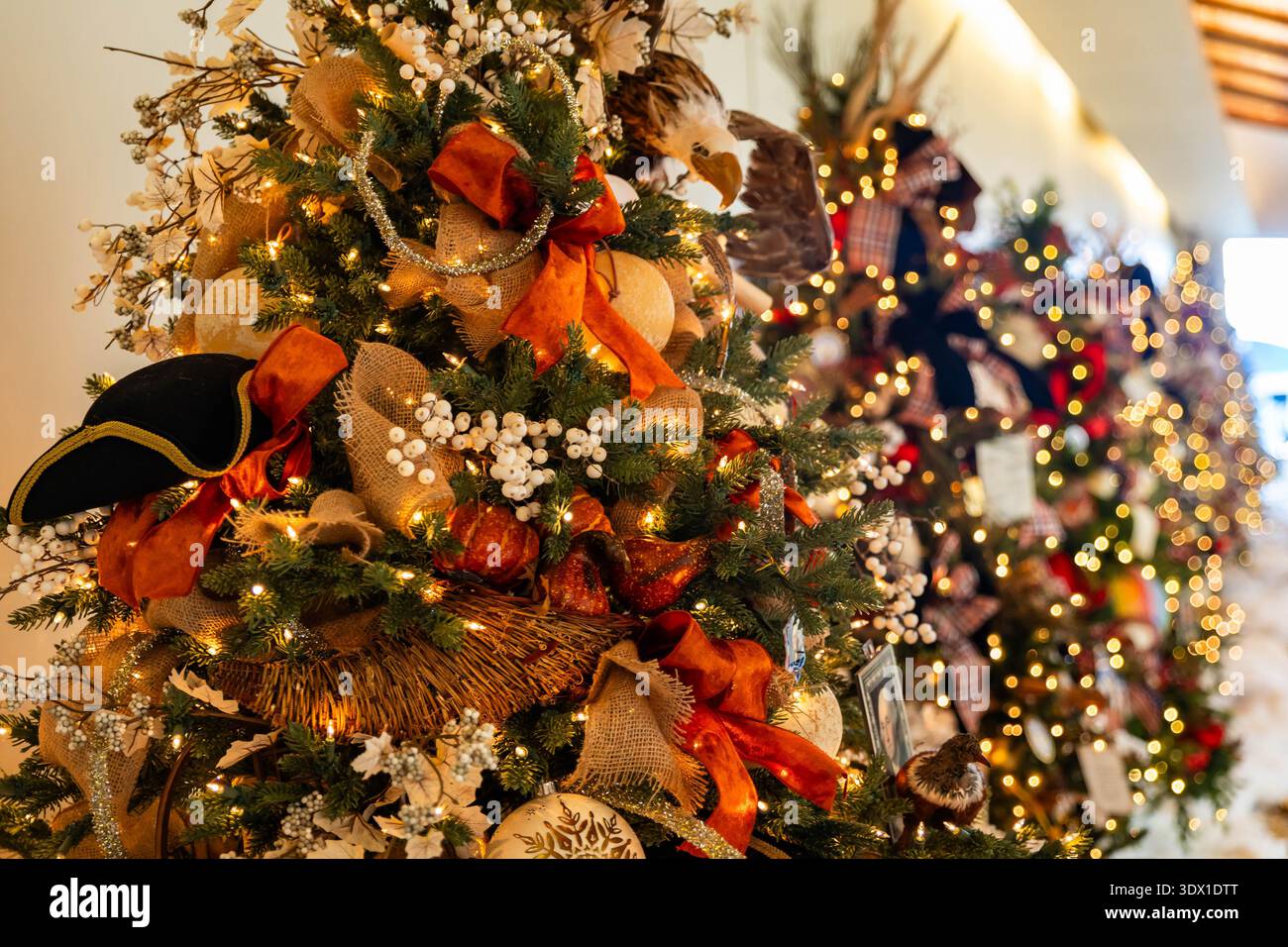 Vista ravvicinata delle decorazioni natalizie con fiori colorati e luci scintillanti che creano una calda atmosfera natalizia Foto Stock