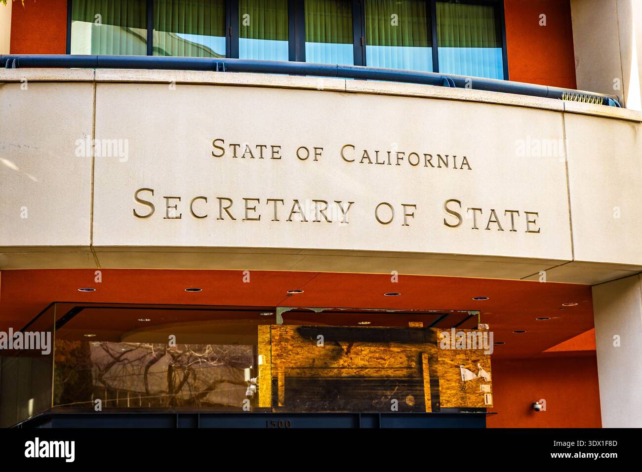 Ingresso principale dell'edificio governativo del Segretario di Stato della California con architettura ufficiale e area di accesso pubblico Foto Stock
