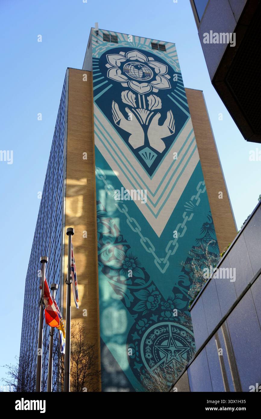 Grande murale intitolato Earth Justice dell'artista Shepard Fairey sul lato di un edificio in West Georgia Street, Vancouver, BC, Canada Foto Stock