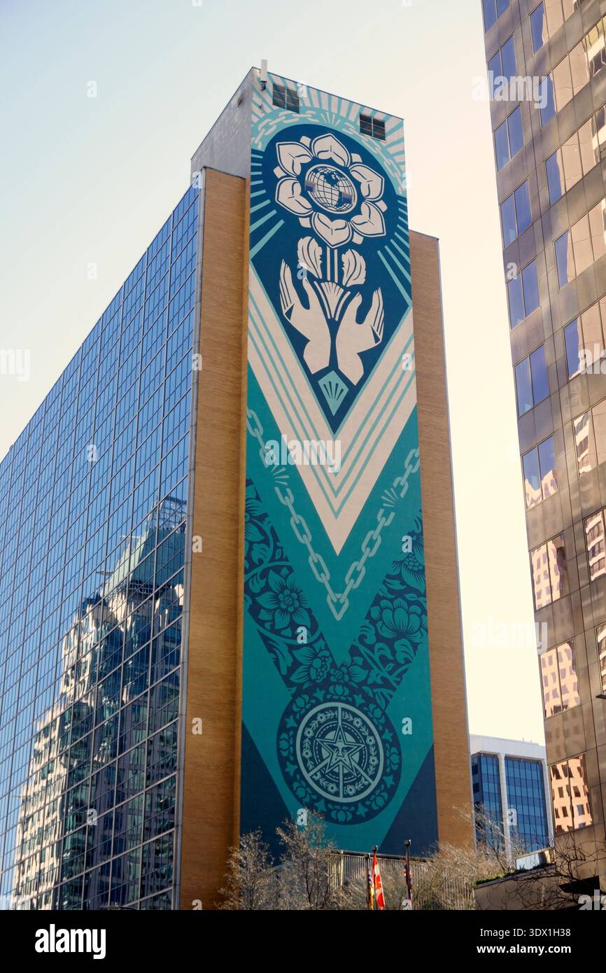 Grande murale intitolato Earth Justice dell'artista Shepard Fairey sul lato di un edificio in West Georgia Street, Vancouver, BC, Canada Foto Stock