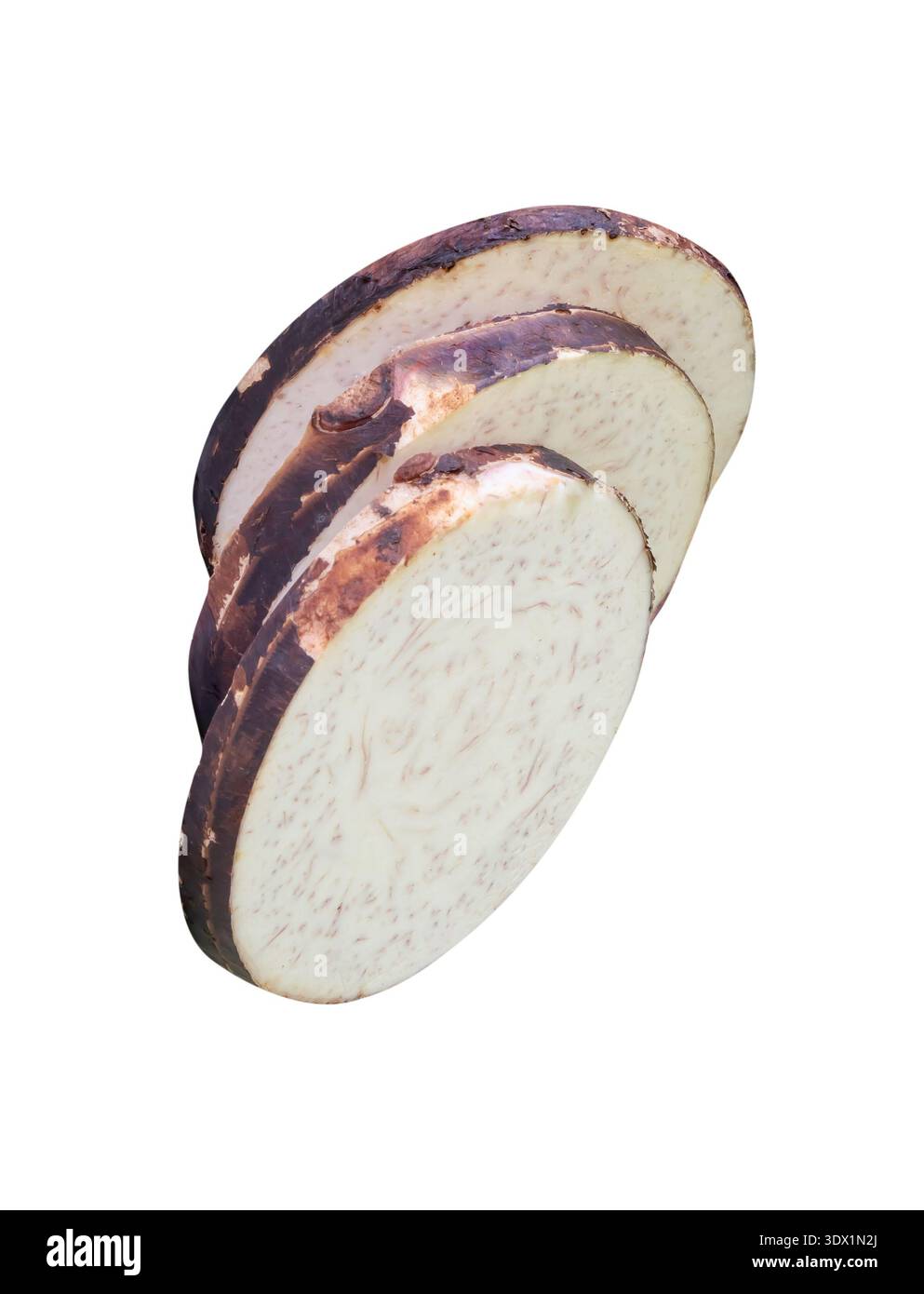 Una pila di sezioni taro a forma di cerchio viene isolata su sfondo bianco con tracciato di ritaglio. Foto Stock