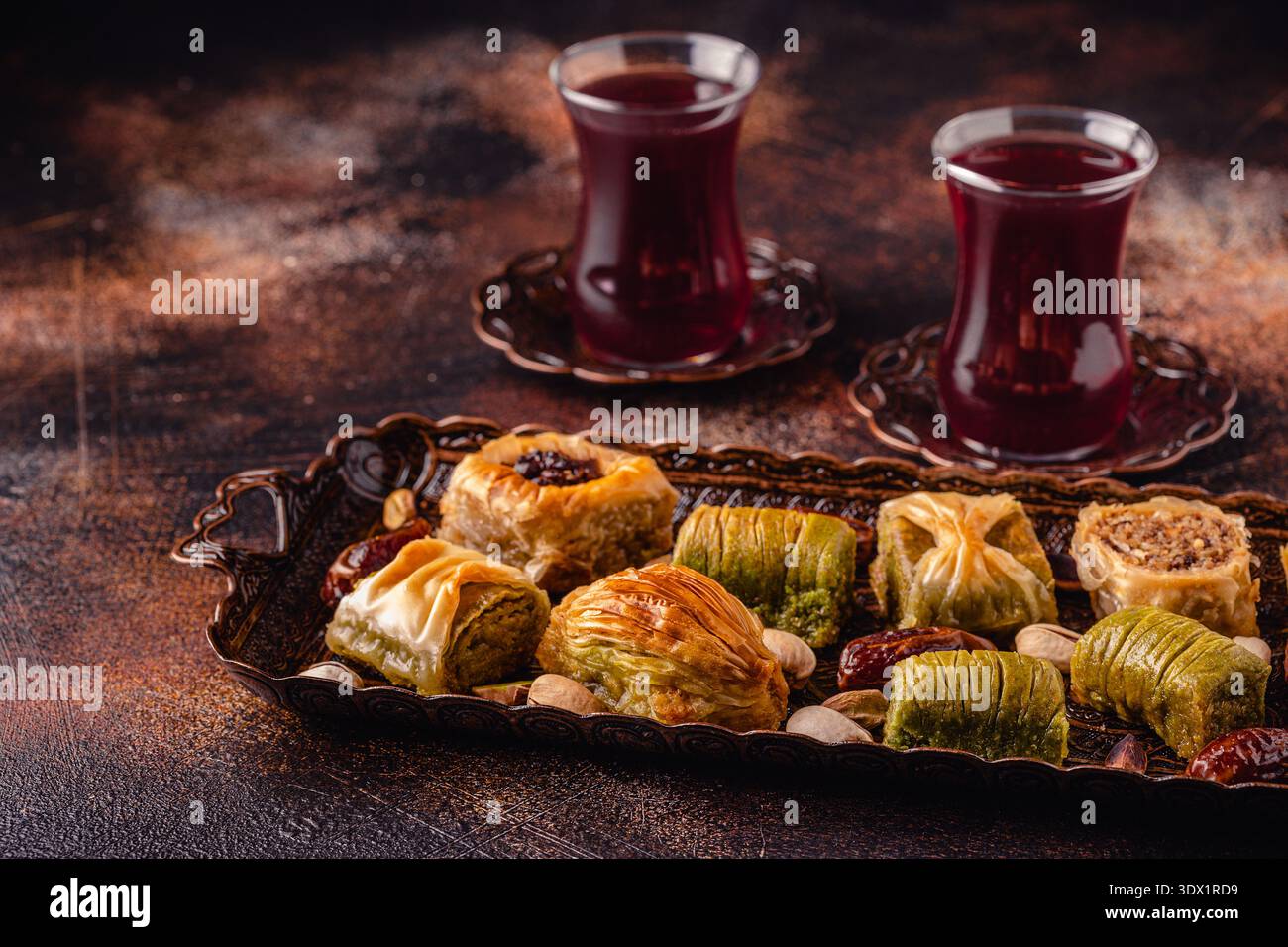 Tradizionale turco, dolci arabi baklava con tè turco. Foto Stock