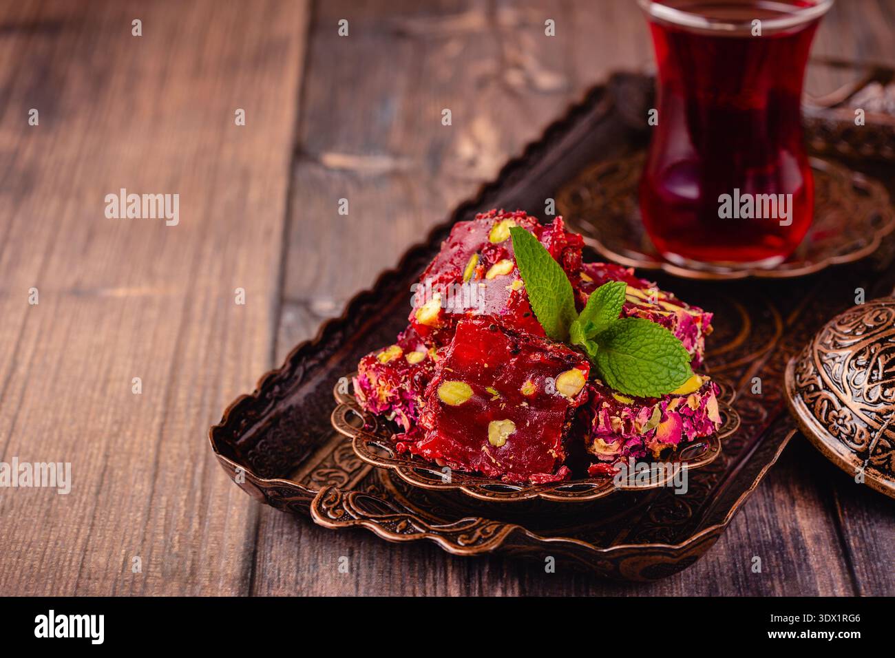 Tradizionale delizia turca con un bicchiere di tè, selezione di focus. Foto Stock