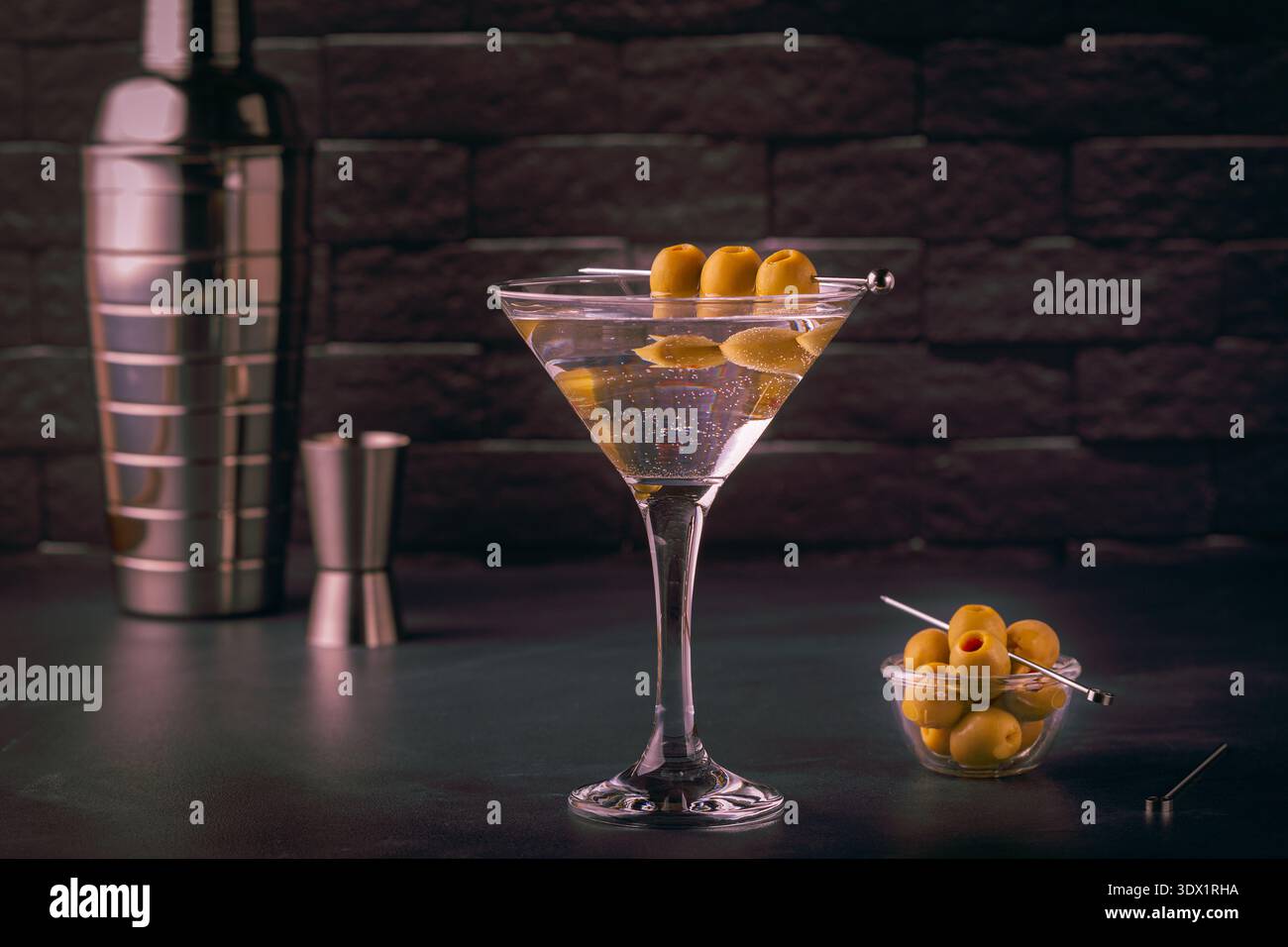Classico Martini secco con olive su tavola in pietra scura. Foto Stock