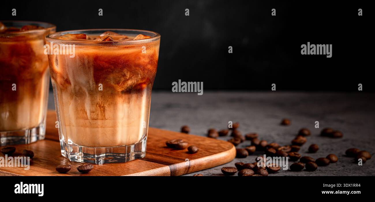 Caffè ghiacciato in un bicchiere con panna versata. Bevanda estiva fredda. Foto Stock