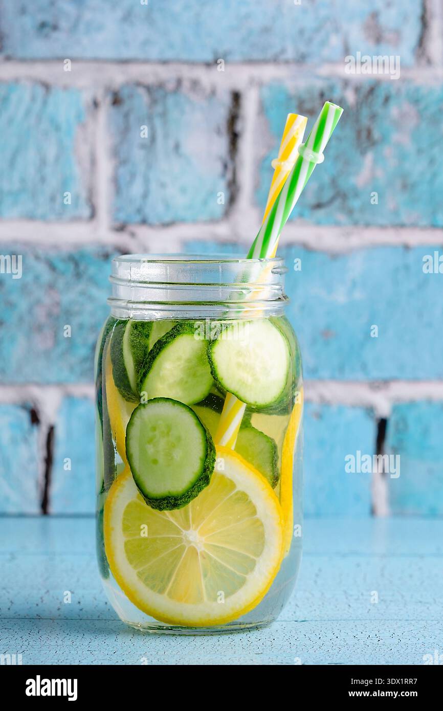 Disintossicazione sana acqua infusa con frutta. Rinfrescante cocktail estivo fatto in casa. Foto Stock