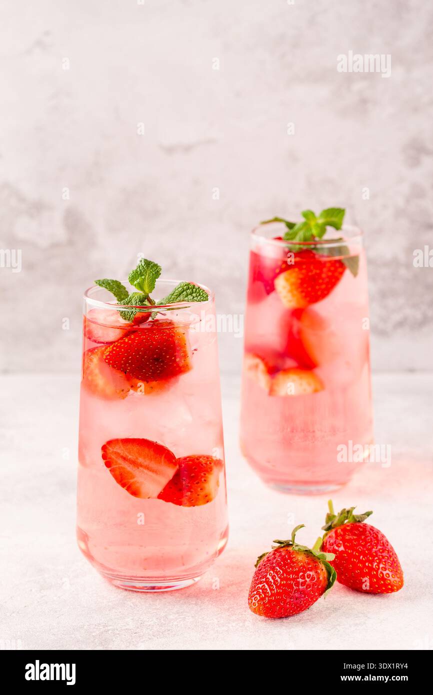 Limonata fresca di fragole ghiacciate con menta, concentrazione selettiva Foto Stock