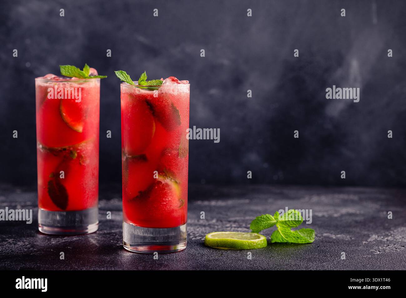 Cocktail rosso alcolico o analcolico con menta e lime. Foto Stock