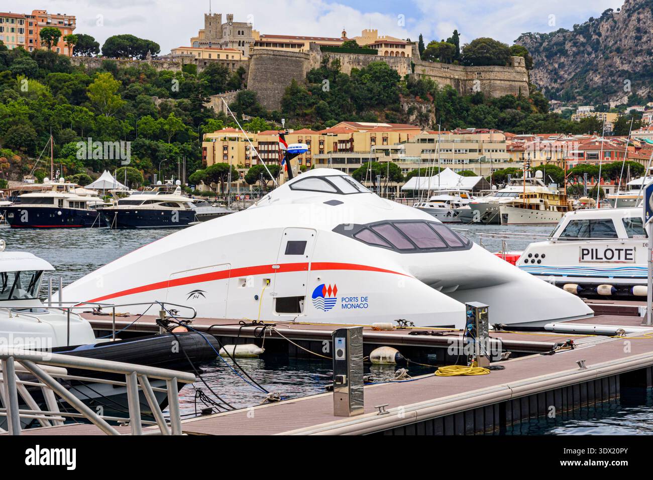 Il Monaco One, un catamarano a motore, ormeggiato a Port Hercule, la Condamine, Monaco Foto Stock