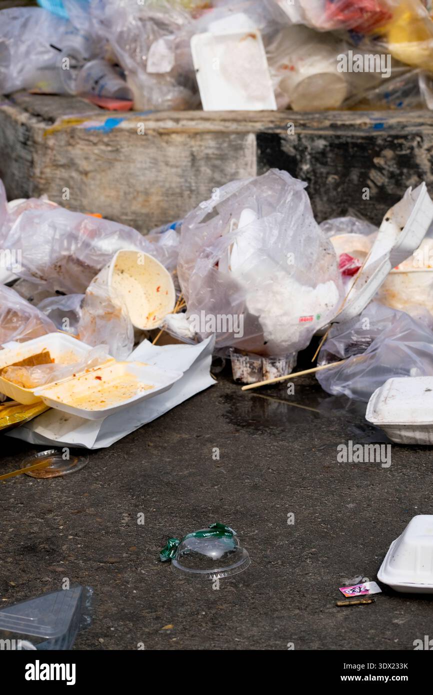 Una volta conclusa la giornata mattutina senza auto, pile di involucri di cibo sul ciglio della strada Foto Stock