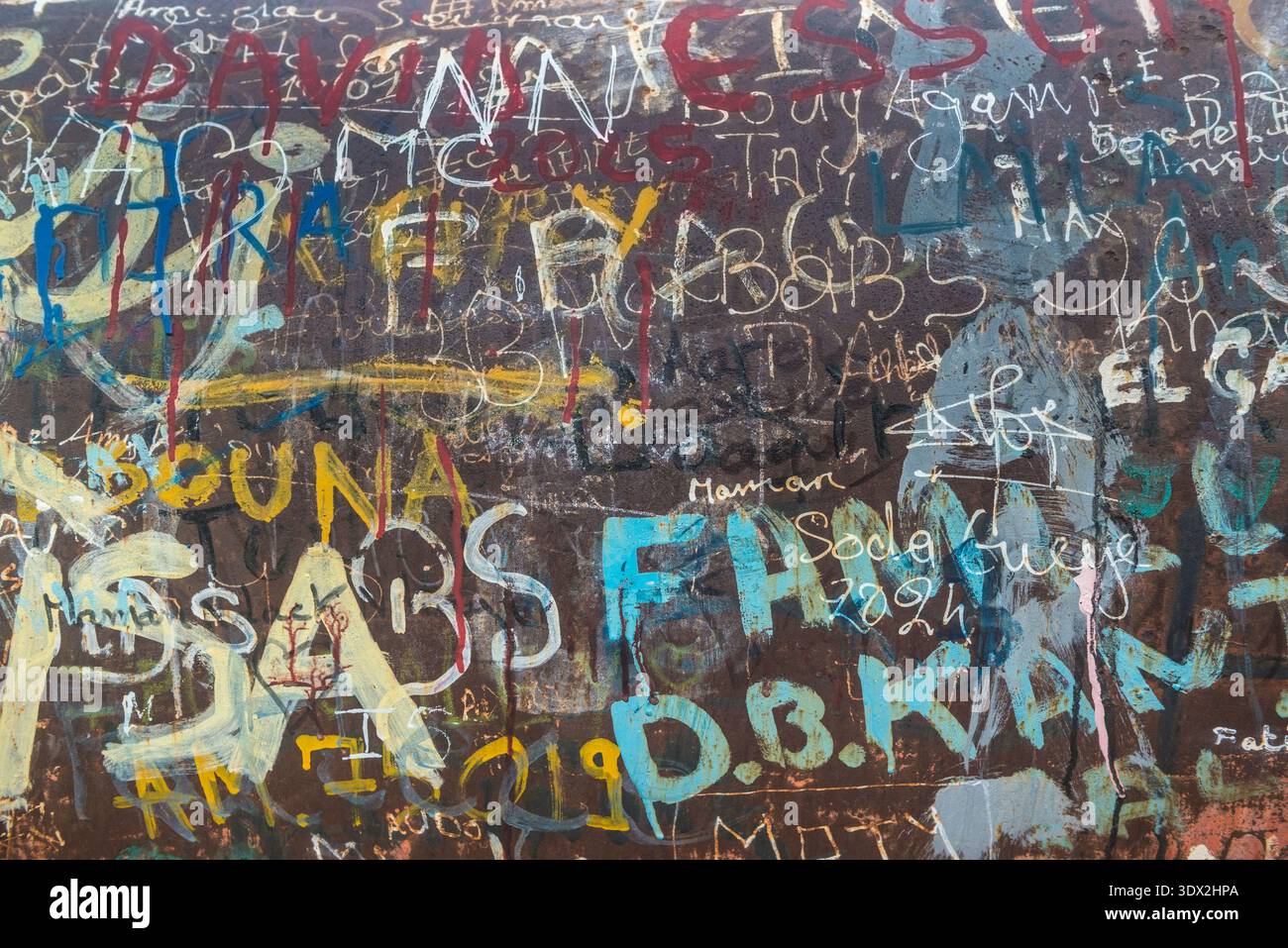 Graffity copriva i cannoni sull'altopiano di Castel sull'isola di Goree dell'amministrazione francese filo-tedesca di Vichy utilizzata durante la battaglia di Dakar nel secondo dopoguerra Foto Stock