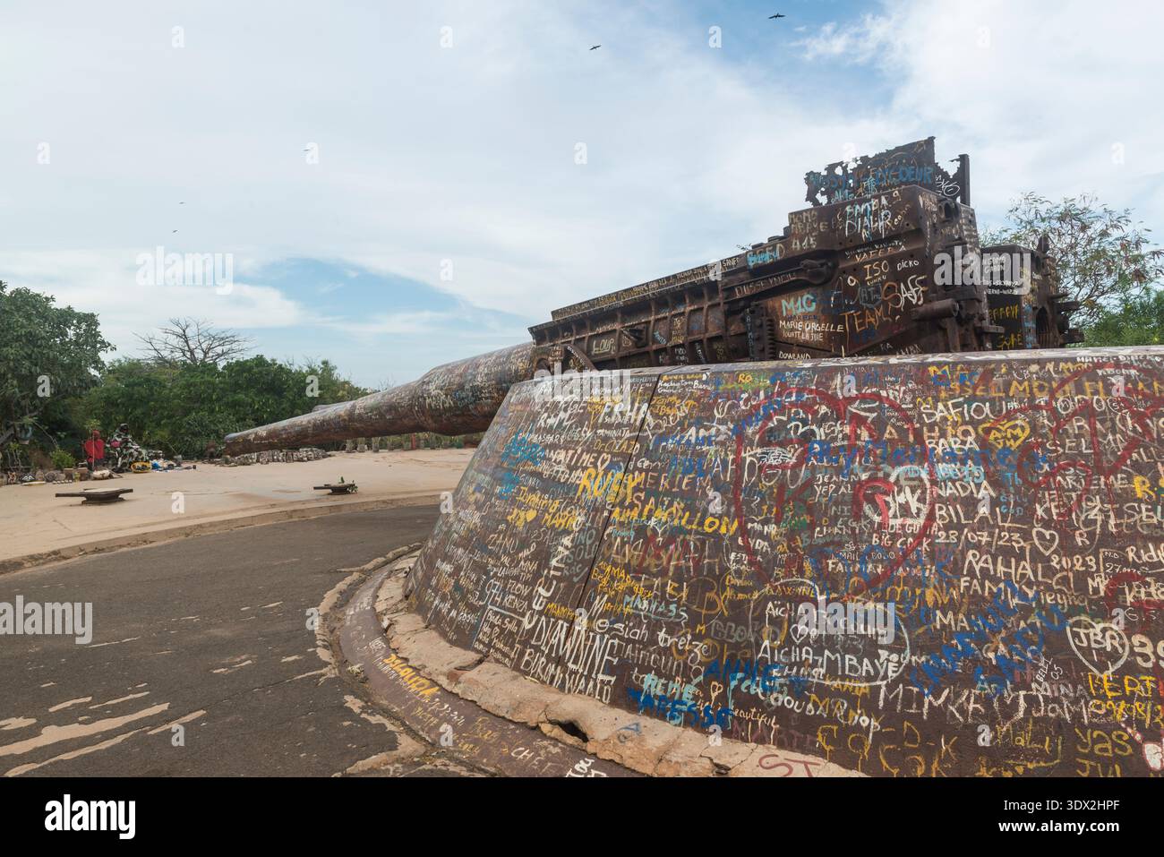 Graffity copriva i cannoni sull'altopiano di Castel sull'isola di Goree dell'amministrazione francese filo-tedesca di Vichy utilizzata durante la battaglia di Dakar nel secondo dopoguerra Foto Stock