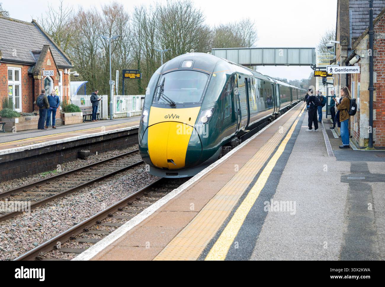 Treno GWR British Rail Class 800 Inter City Express che arriva al binario della stazione ferroviaria di Pewsey, Wiltshire, Inghilterra, Regno Unito Foto Stock