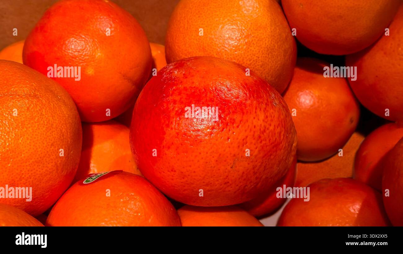 Arance rosse dolci in grandi casse sugli scaffali dei negozi. Esposizione e vendita di frutta. Foto Stock