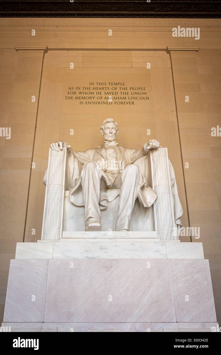 La fotografia cattura un'immagine potente e serena della statua di Abraham Lincoln, inondata di luce soffusa all'interno di una sala monumentale. La composizione è vuota Foto Stock