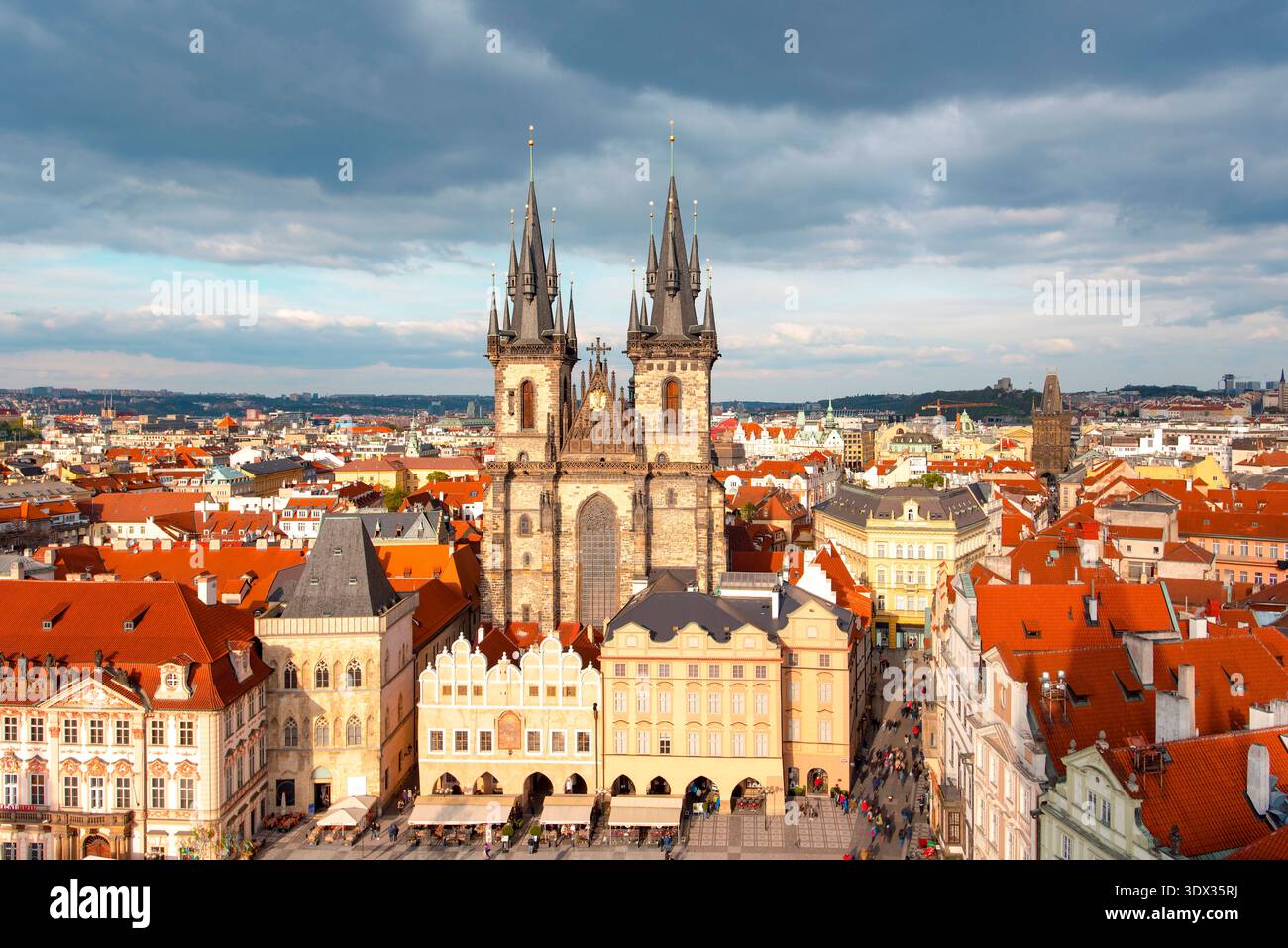 Vista aerea della piazza con la Chiesa di nostra Signora e i tetti rossi della città vecchia di Praga durante la soleggiata serata Foto Stock