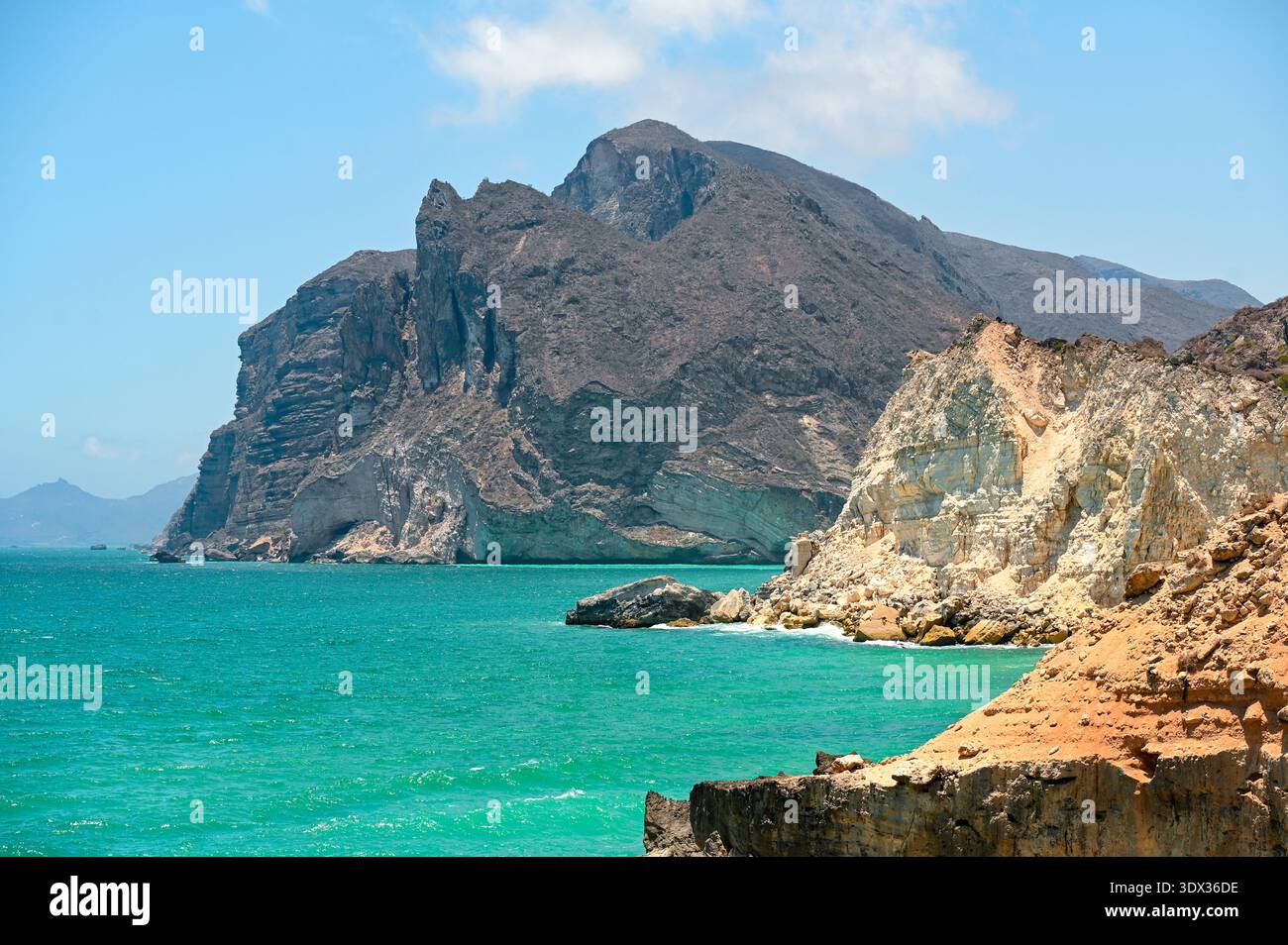 Incredibile vista panoramica del paesaggio con mare e montagne in Oman, Salalah Foto Stock