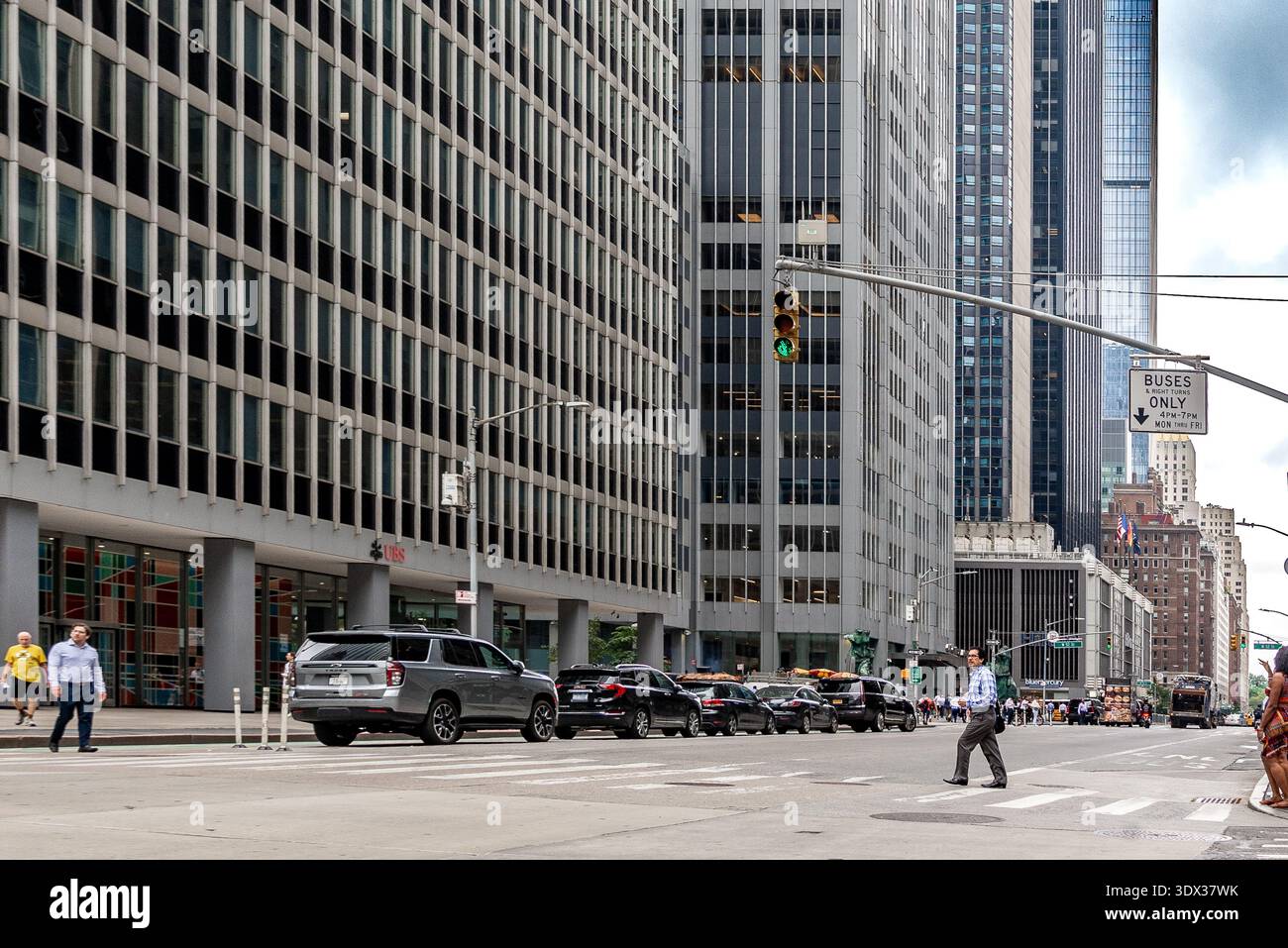 La zona pedonale attraversa una trafficata via manhattan NYC. Foto Stock