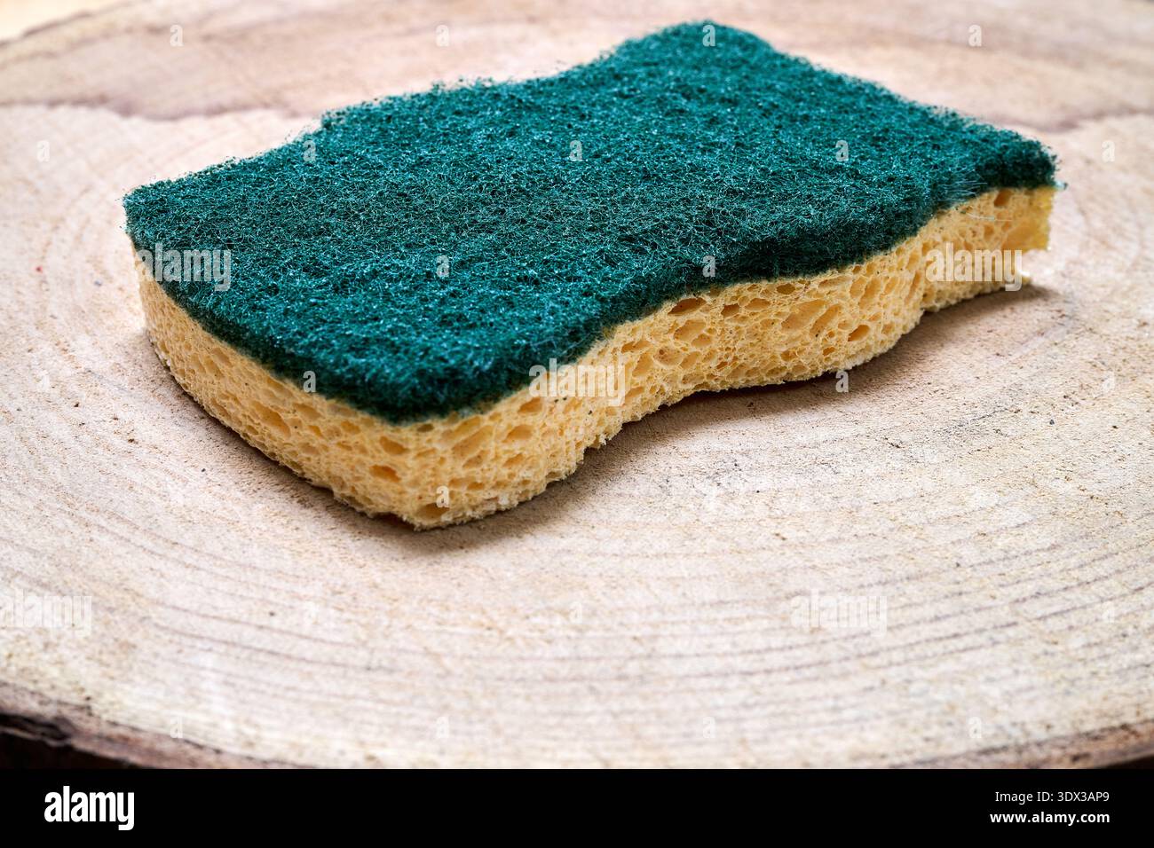 spugna assorbente verde in microfibra su fondo in legno Foto Stock