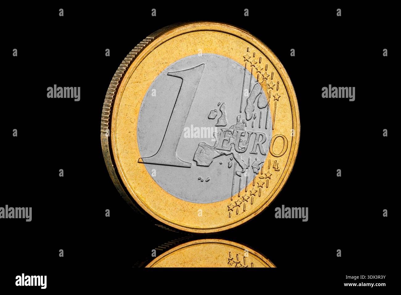 La moneta da 1 euro, in circolazione dal 2002, è una moneta bimetallica da 7,5 g (diametro 25 mm) e presenta un lato comune della mappa europea sul retro Foto Stock