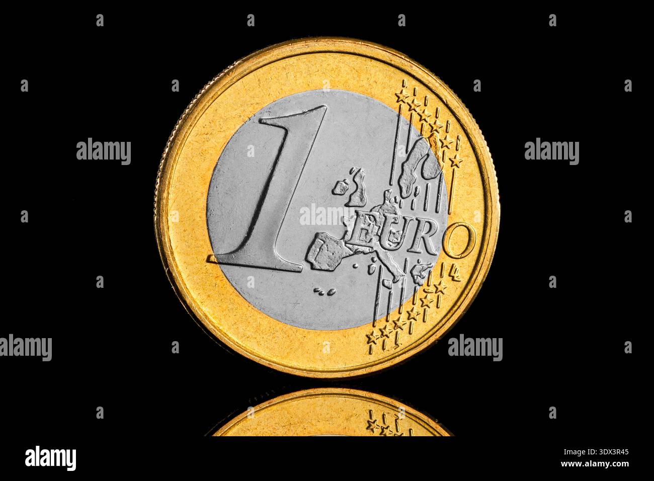 La moneta da 1 euro, in circolazione dal 2002, è una moneta bimetallica da 7,5 g (diametro 25 mm) e presenta un lato comune della mappa europea sul retro Foto Stock