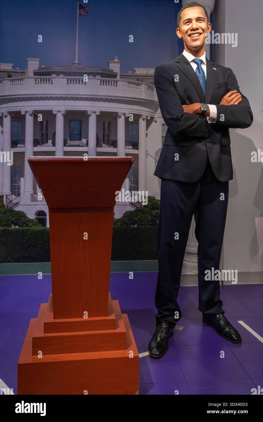 Singapore - dicembre 24,2025 : la figura di cera di Barack Obama al Madame Tussauds Singapore rappresenta il 44° presidente degli Stati Uniti Foto Stock