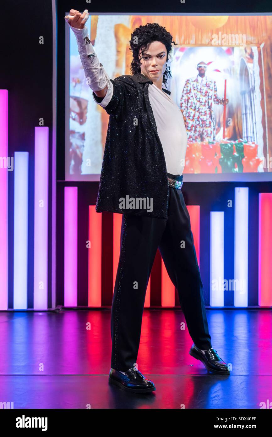 Singapore - dicembre 24,2025 : figura in cera di Michael Jackson al Madame Tussauds di Singapore. Rappresenta Michael Jackson, il “Re del Pop” Foto Stock