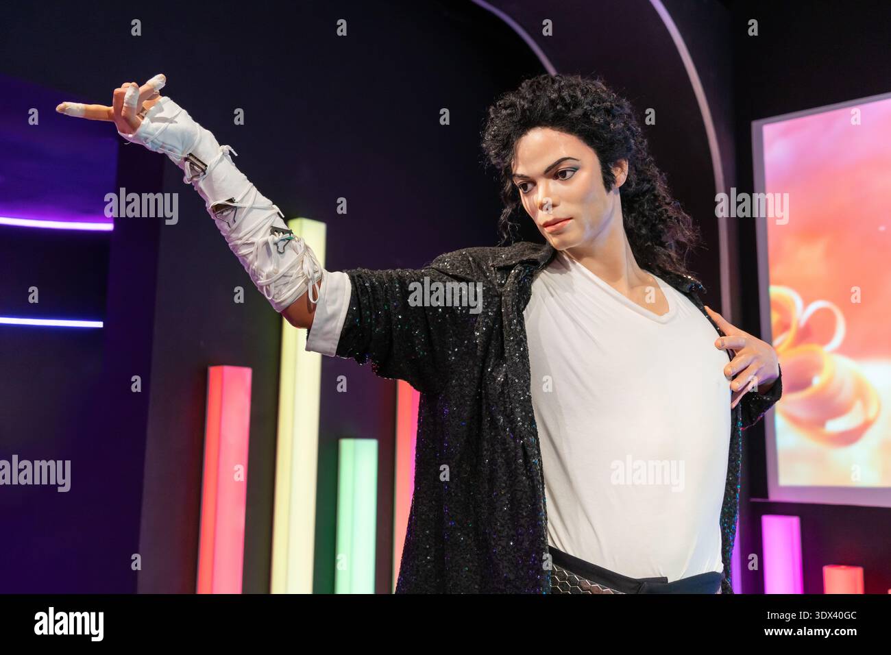 Singapore - dicembre 24,2025 : figura in cera di Michael Jackson al Madame Tussauds di Singapore. Rappresenta Michael Jackson, il “Re del Pop” Foto Stock
