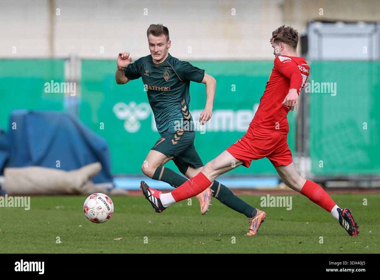 Da sinistra: OLE Schulz (SV Werder Brema II, 27) e Paul Wegner (HSC Hannover, 3) in duello, sfida, dinamica, azione, scena di gioco, 01.03.2026, Brema (Germania), calcio, Lega regionale Nord, SV Werder Brema II - HSC Hannover Foto Stock